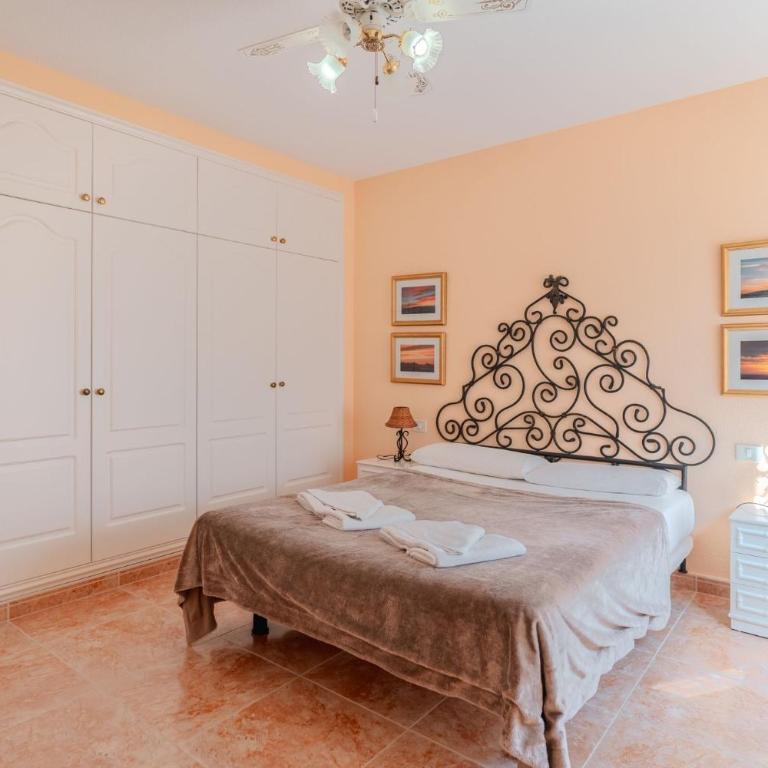Cozy 2-Bedroom Apartment with Garden View in Costa Adeje - Apartment - 14