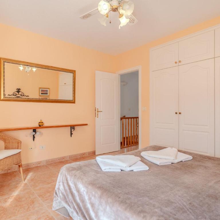 Cozy 2-Bedroom Apartment with Garden View in Costa Adeje - Apartment - 19