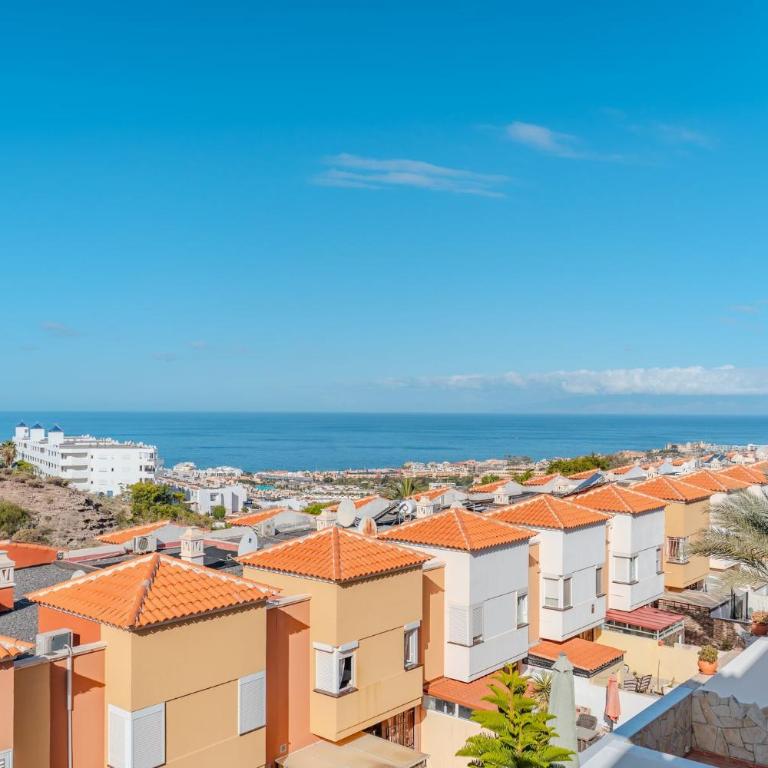 Cozy 2-Bedroom Apartment with Garden View in Costa Adeje - Apartment - 3