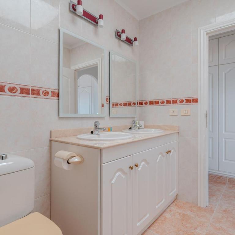 Cozy 2-Bedroom Apartment with Garden View in Costa Adeje - Apartment - 23