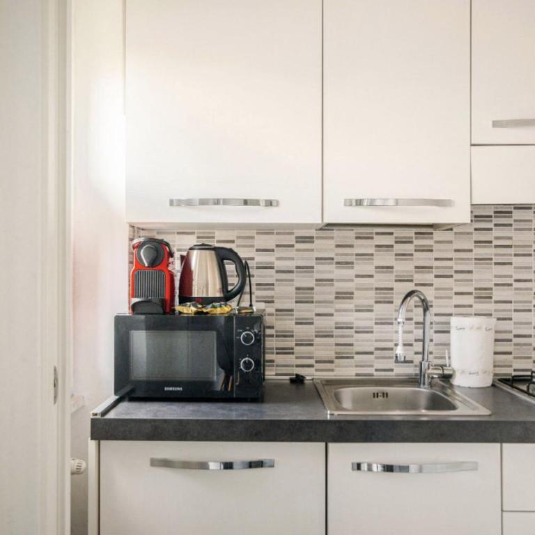 Chic Studio con Cucina Indipendente e Terrazzino - One-Bedroom Apartment - 15