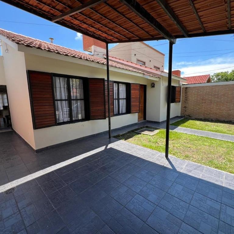 Casa Luminosa Con patio y garaje - Casa de 2 dormitorios - 1