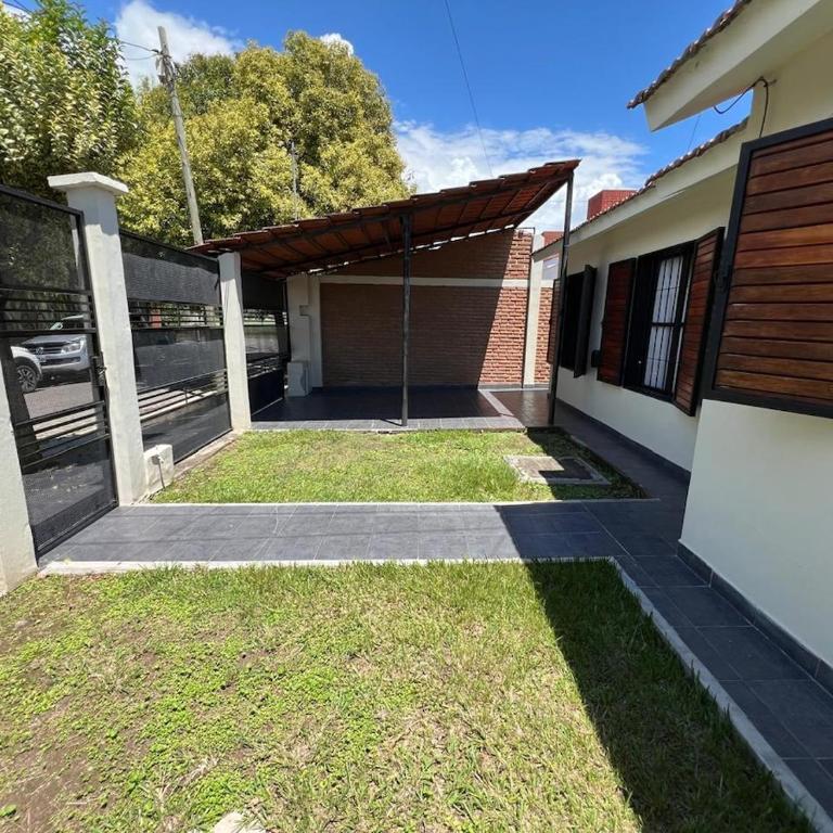 Casa Luminosa Con patio y garaje - Casa de 2 dormitorios - 2