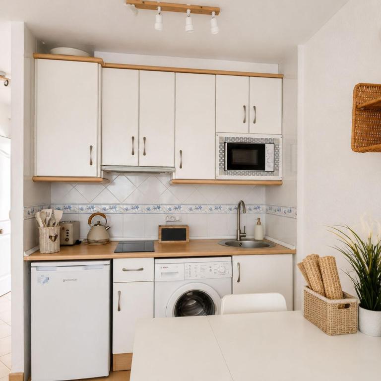 Modern studio near the sea - Apartment - 12