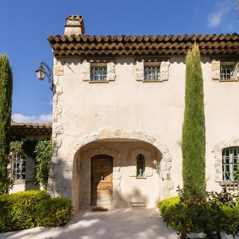 Charming Provencal Villa with Pool & Lush Gardens - Villa - 17
