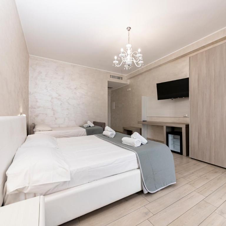 Hotel Aurora - Habitación Triple con balcón - 8
