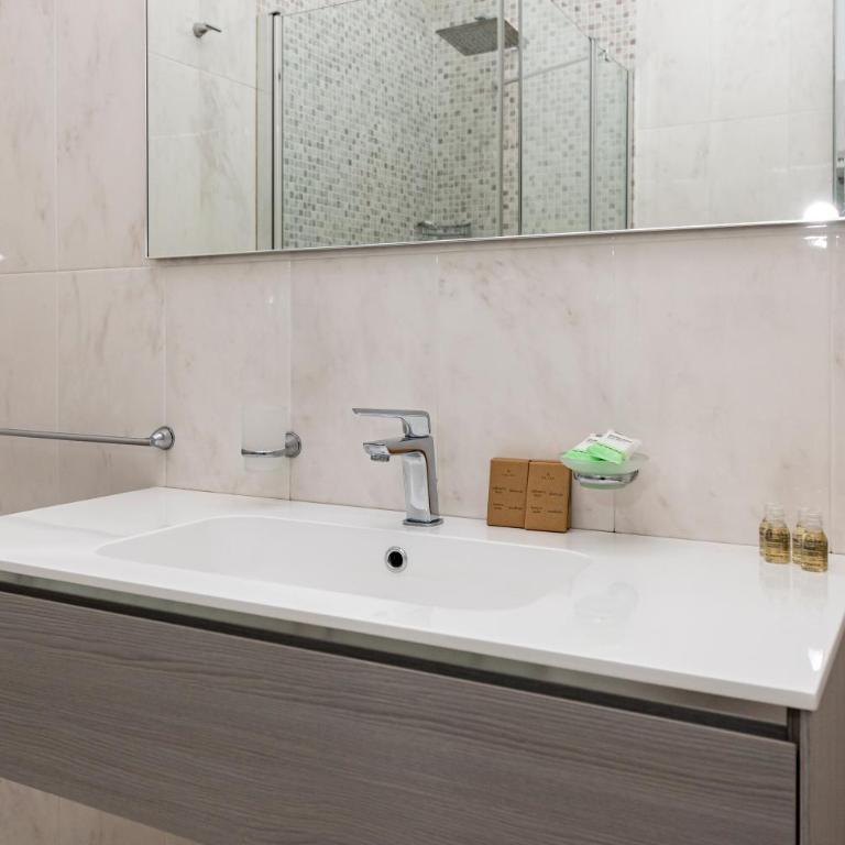 Hotel Aurora - Habitación Cuádruple con balcón - 6
