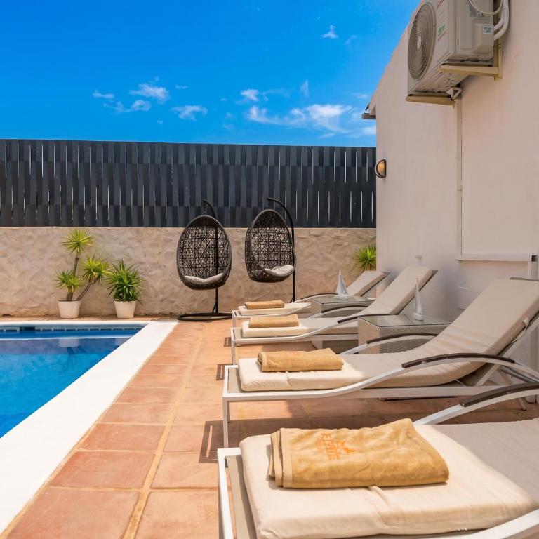 Newly Renovated 4-BED Coastal Villa with Pool - Villa am Strand - 33