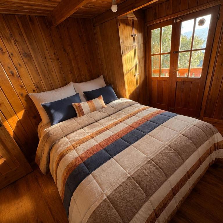 Olly Patagonia Suites - Habitación con cama grande y balcón - 1
