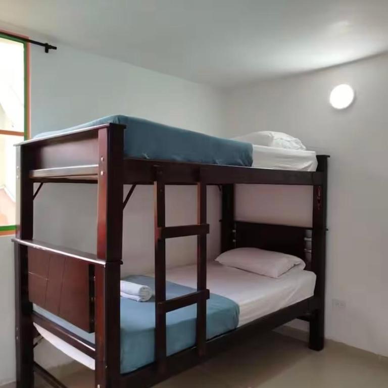 Casa Encantadora en Ubicación Perfecta - Three-Bedroom Apartment - 9