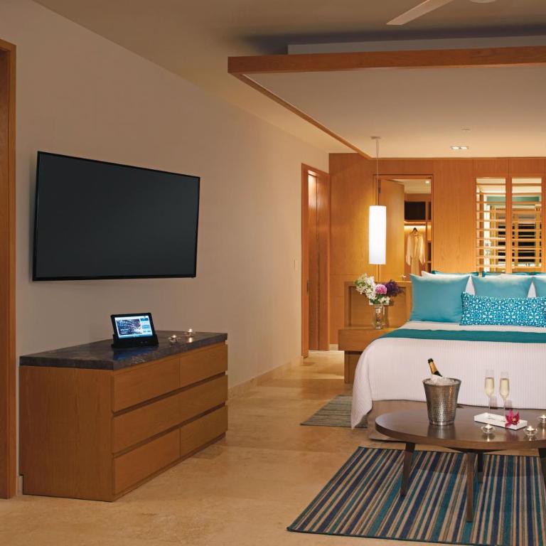 Dreams Playa Mujeres Golf & Spa Resort - All Inclusive - Preferred Club Family Governor Suite Ocean View - King Bed and Two Queen Beds - 2