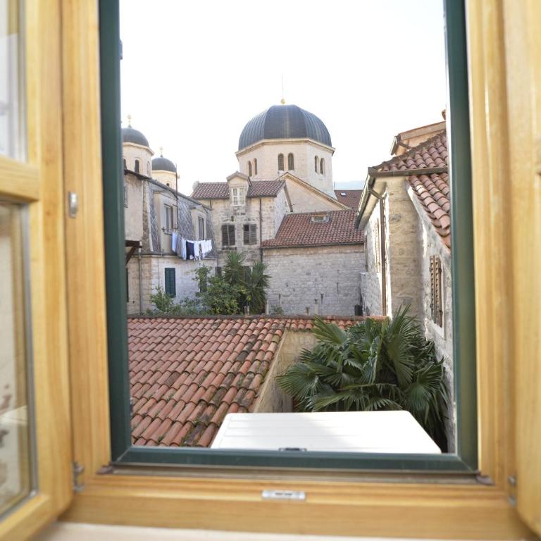 Palazzo Max and Alex Apartments - King Room with Garden View - 6