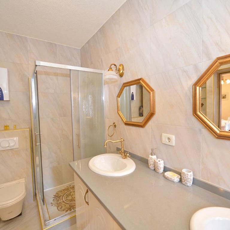Palazzo Max and Alex Apartments - King Room with Garden View - 4