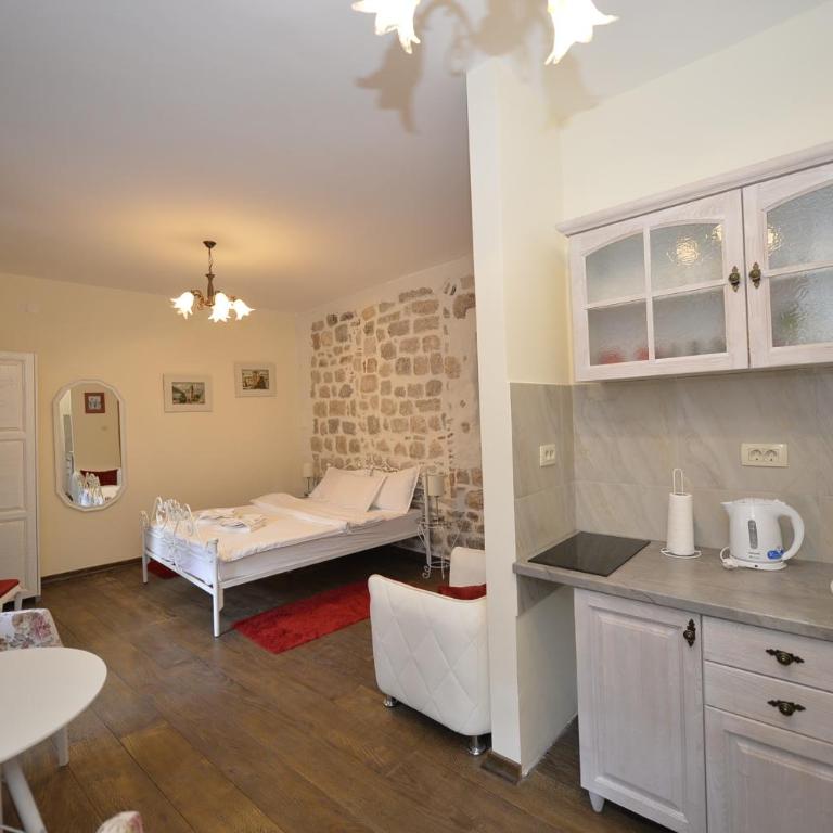 Palazzo Max and Alex Apartments - King Room with Garden View - 7