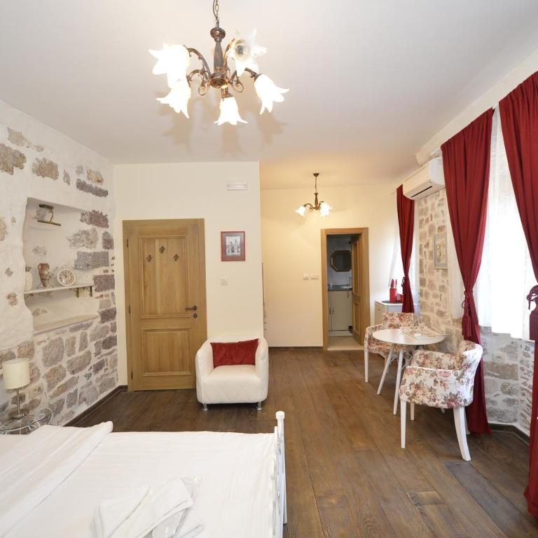 Palazzo Max and Alex Apartments - King Room with Garden View - 3