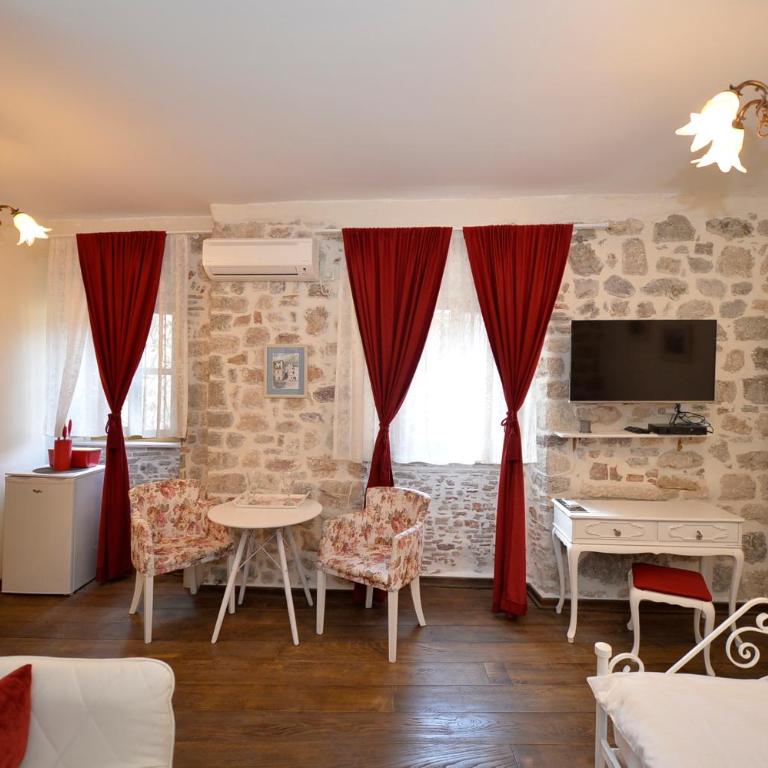Palazzo Max and Alex Apartments - King Room with Garden View - 5