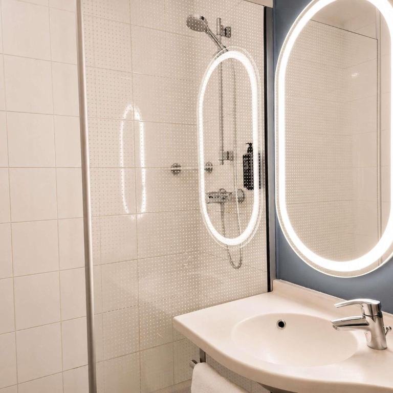 ibis Paris Porte d'Italie - Chambre Standard avec 1 Lit Double et 1 Lit d'Enfant - 5