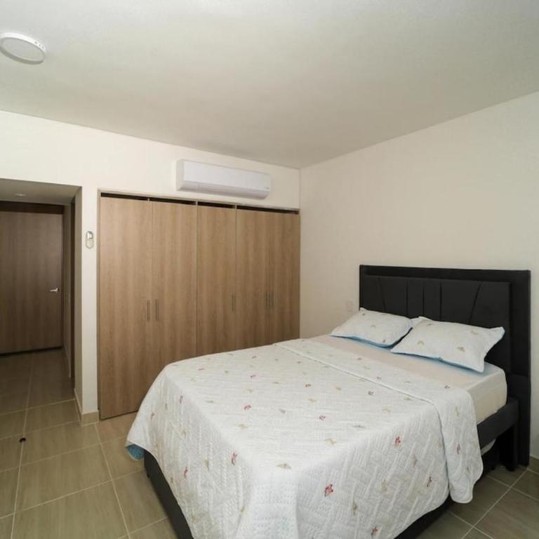 Family Friendly 2BR Apartment Sleeps 4 to 6 - Two-Bedroom Apartment - 35