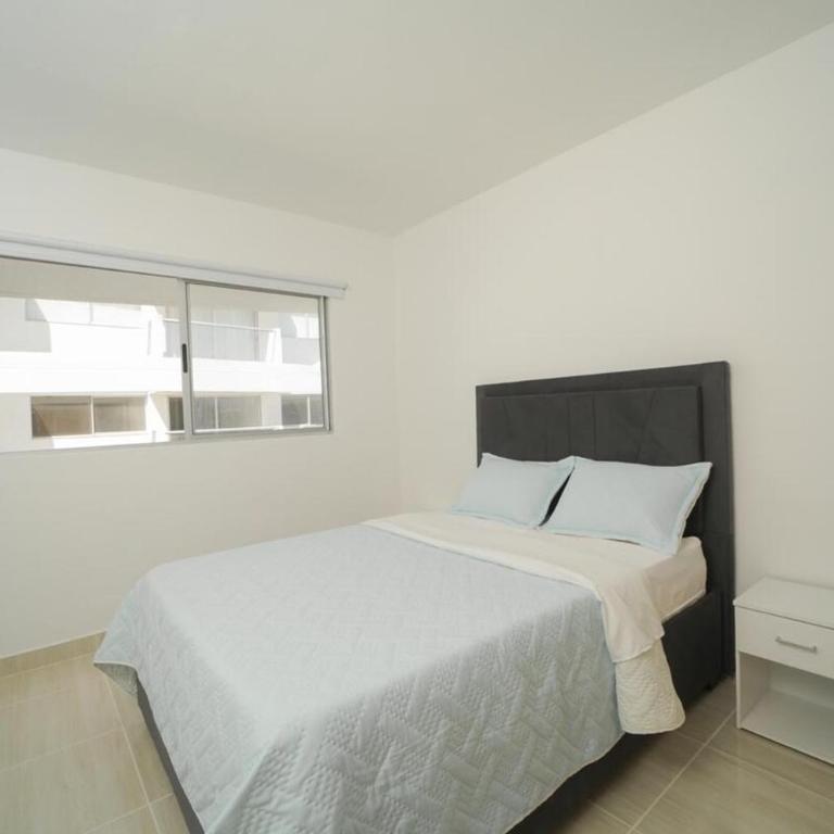 Family Friendly 2BR Apartment Sleeps 4 to 6 - Two-Bedroom Apartment - 40