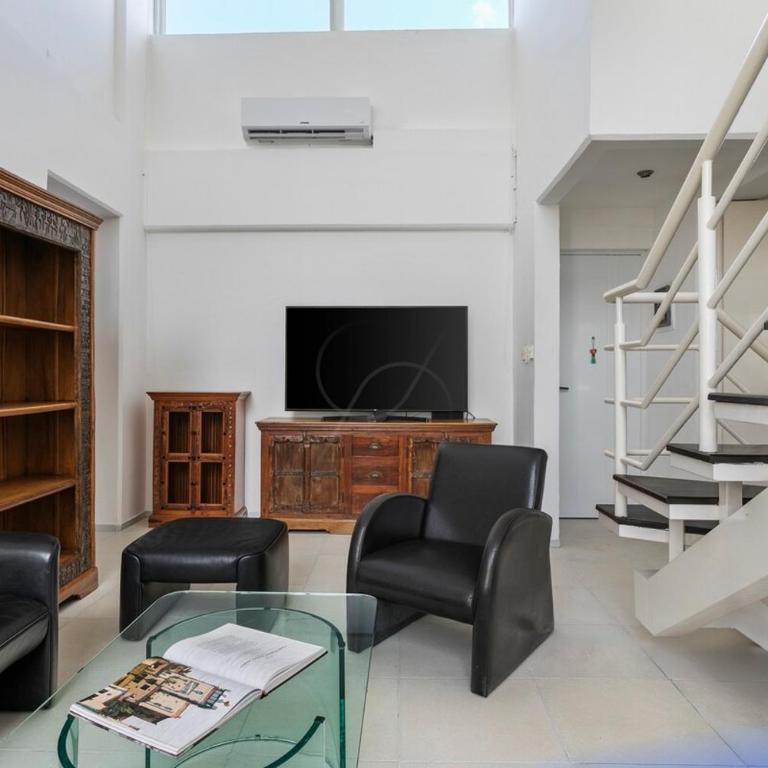 Spacious 2BD with balcony and pool, close to everything - Apartamento de 2 dormitorios - 40