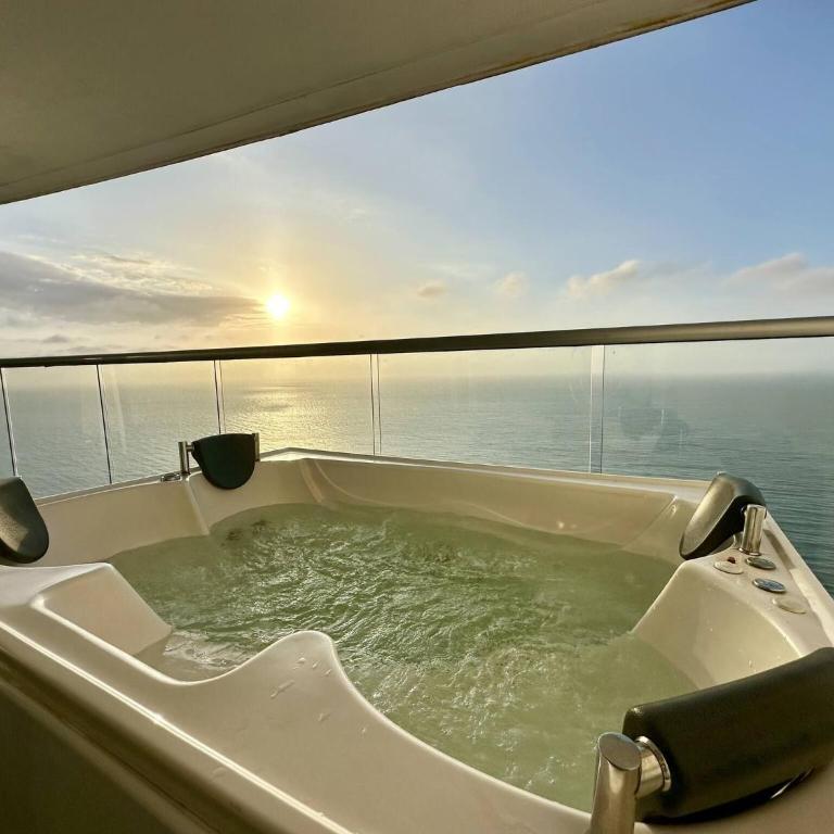 1 Bedroom Beachfront 40th Floor - Apartment - 13