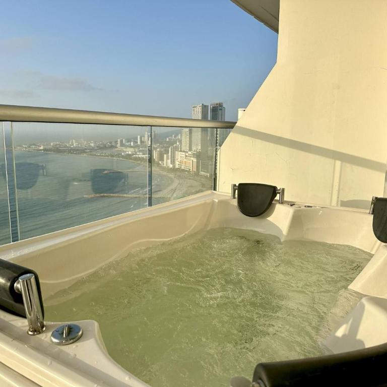 1 Bedroom Beachfront 40th Floor - Apartment - 17