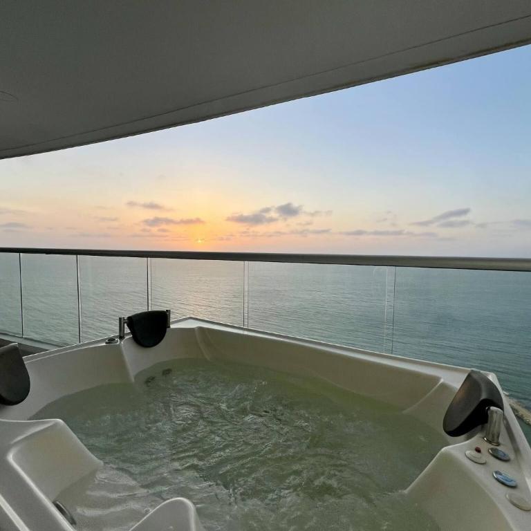 1 Bedroom Beachfront 40th Floor - Apartment - 20
