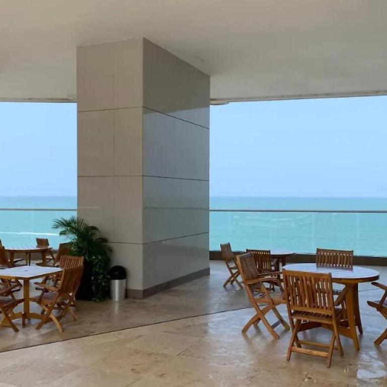 1 Bedroom Beachfront 40th Floor - Apartment - 22