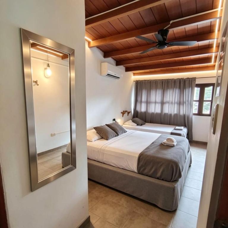 Bonita Privada Cómoda Económica - Aire - SmartTv - Baño Privado - Excelente Ubicación Muelle Cruceros - Habitación Triple con baño privado - 4