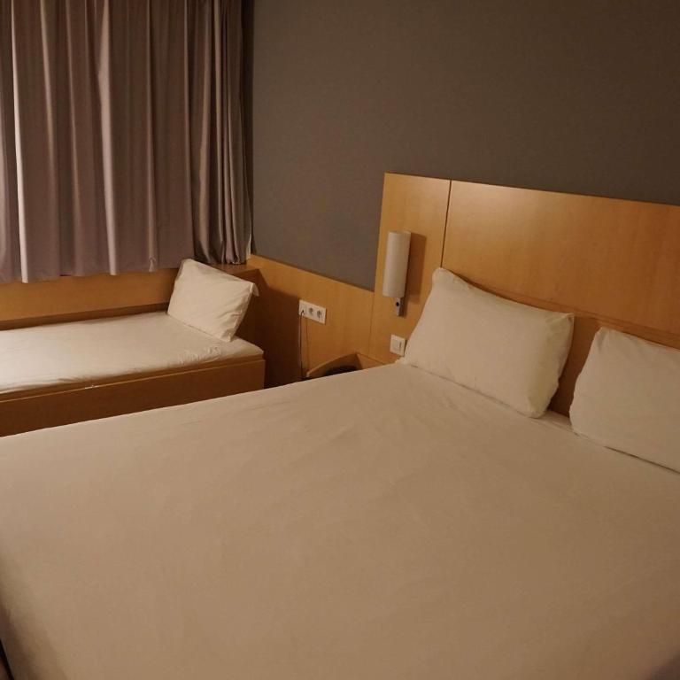 Ibis Girona - Habitación Triple - 4