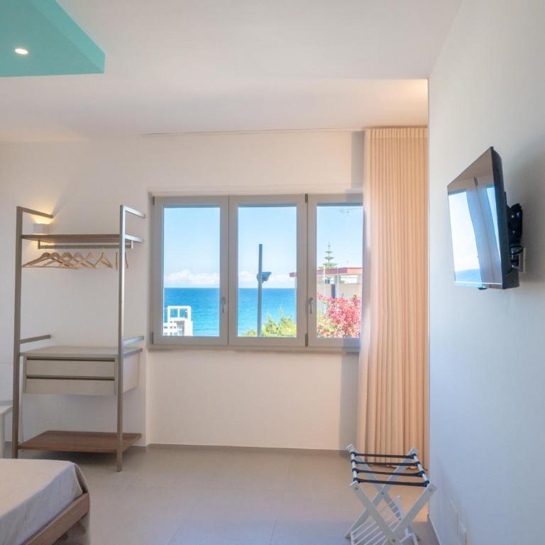 Lumina Rooms - Camera Tripla Superior con Vista Mare - 2
