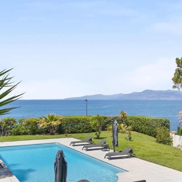 Villa with stunning sea views on prestigious area - Villa - 1