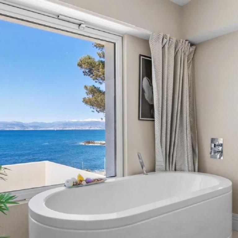Villa with stunning sea views on prestigious area - Villa - 7