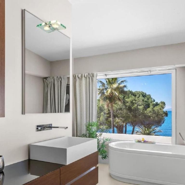 Villa with stunning sea views on prestigious area - Villa - 11
