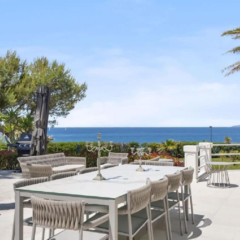 Villa with stunning sea views on prestigious area - Villa - 13