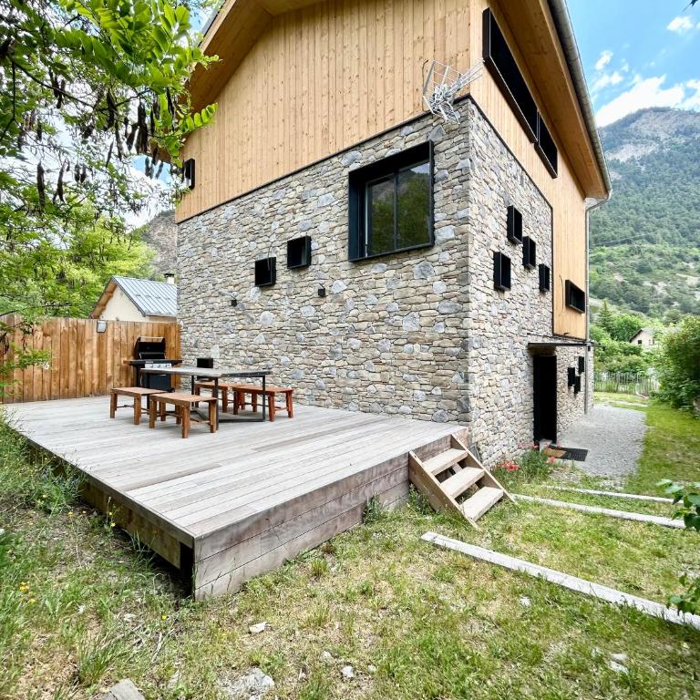 Paradis d'Ubaye - Terrasse - Plan d'eau - Jardin - Chalet - 70