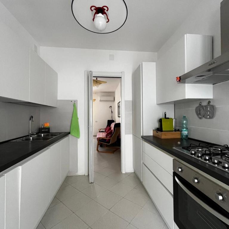 Via Enrico 42 - Appartamento con 2 Camere da Letto - 2