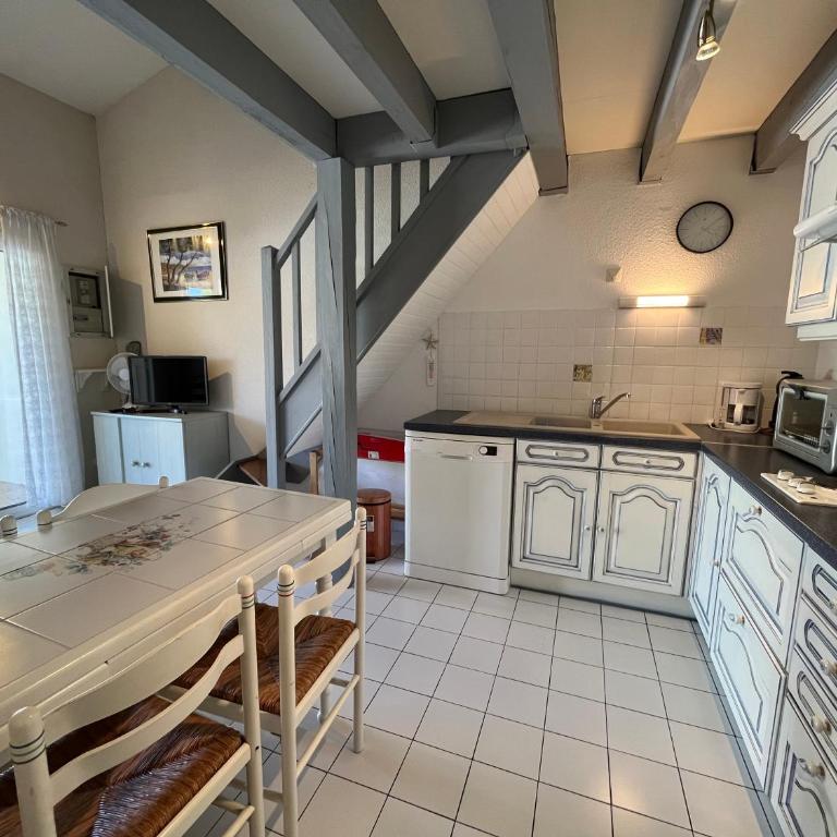 Maison de vacances dans résidence MARINES avec piscine commune, 4 à 5 couchages, 250 m de la mer à PORTIRAGNES Plage LRMA52A - Casa con 2 Camere da Letto - 3