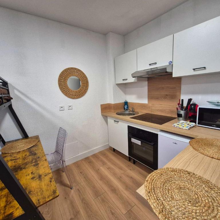 Appartement - Centre ville - Terrasse - Ménage, draps, serviettes inclus - - One-Bedroom Apartment - 4