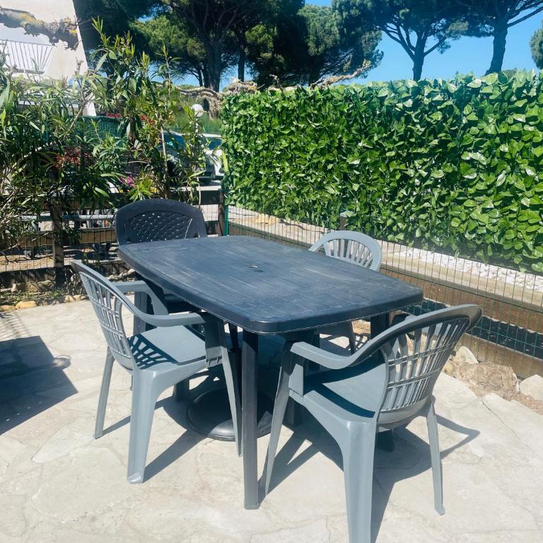 Studio climatisé 4 personnes, parking, RDC terrasse, plage à pied 10mn - One-Bedroom Family Apartment - 2