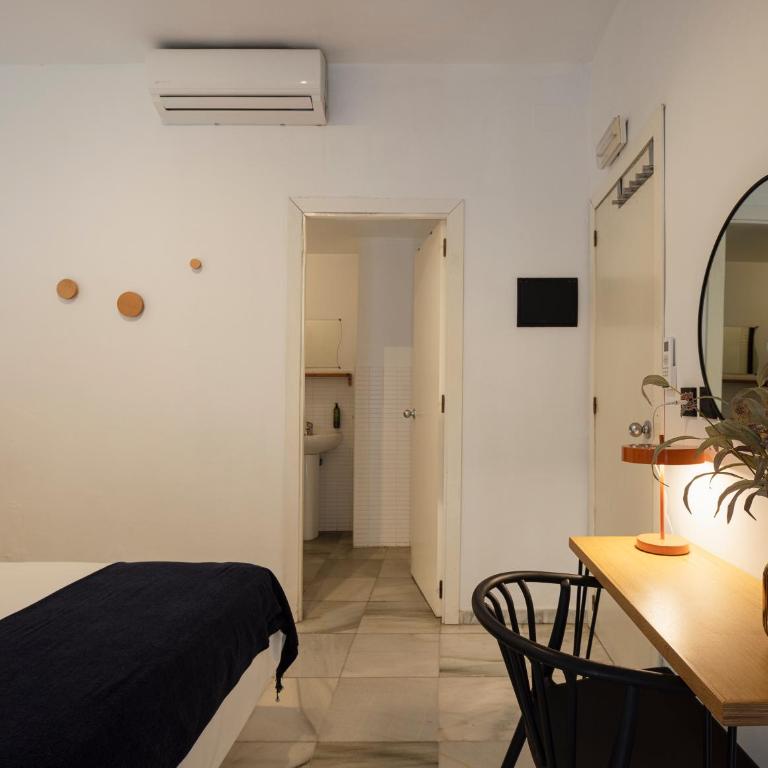 La Central Sevilla - Habitación con cama grande y balcón - 5