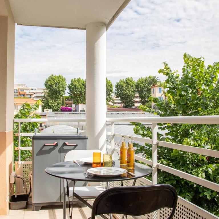 walk to beach with AC and swimpool - Appartement - 12