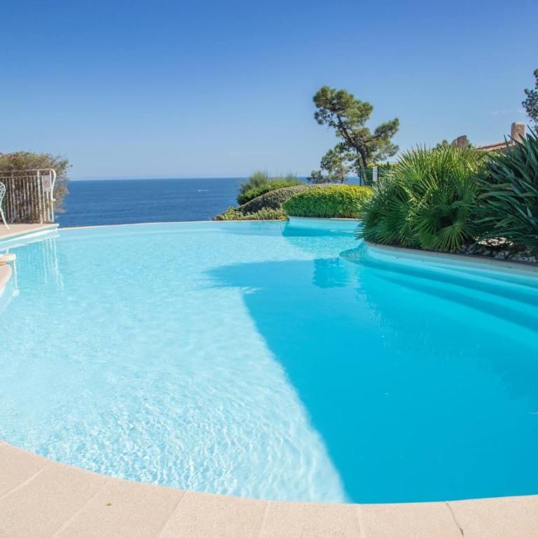 Sumptuous villa with sea view and its renovated outbuilding in the heart of - Villa - 36