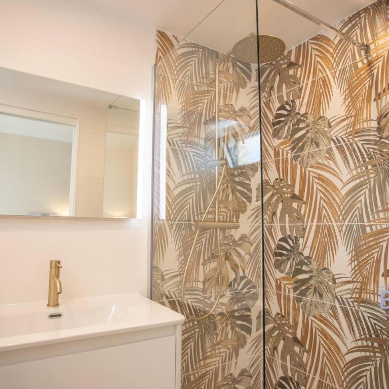 Cozy renovated apartment with sea view - Apartment - 3