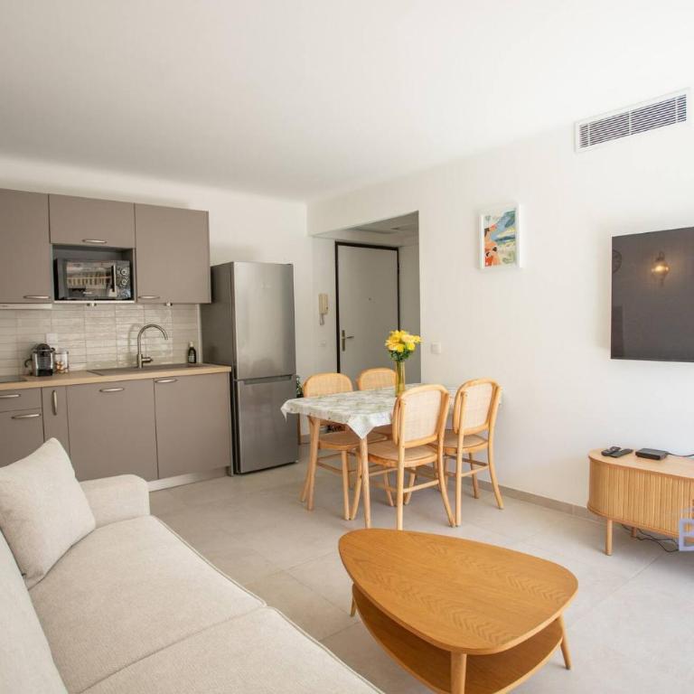 Cozy renovated apartment with sea view - Apartment - 9