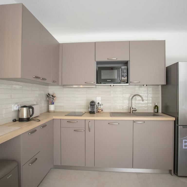 Cozy renovated apartment with sea view - Apartment - 10