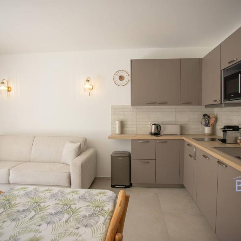 Cozy renovated apartment with sea view - Apartment - 11