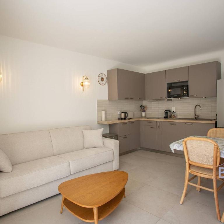 Cozy renovated apartment with sea view - Apartment - 12