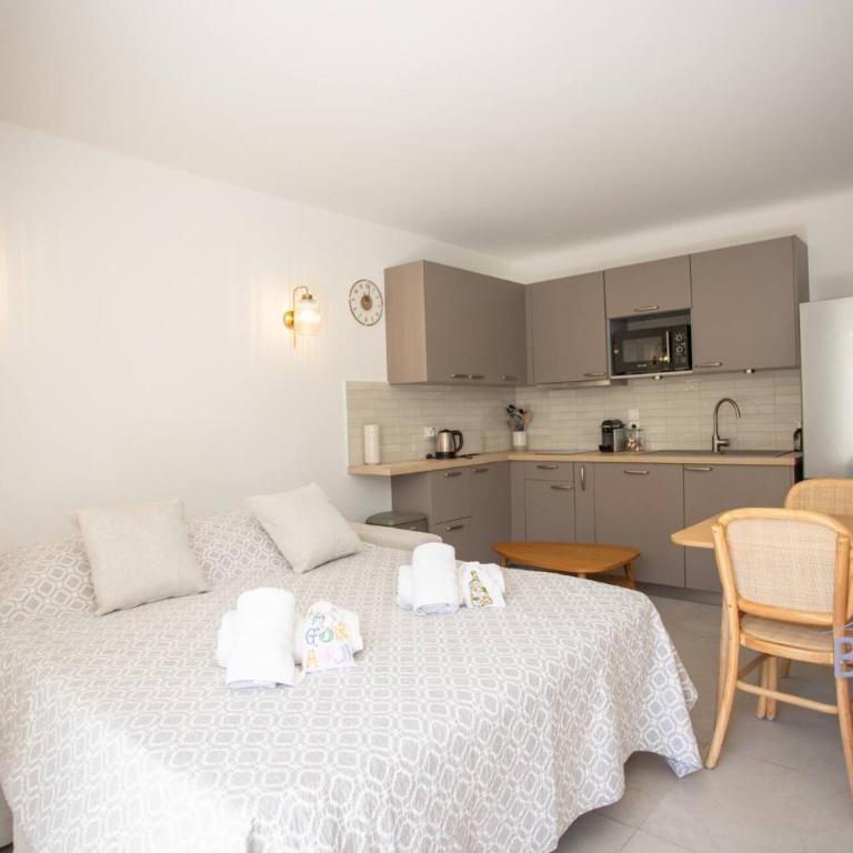 Cozy renovated apartment with sea view - Apartment - 19
