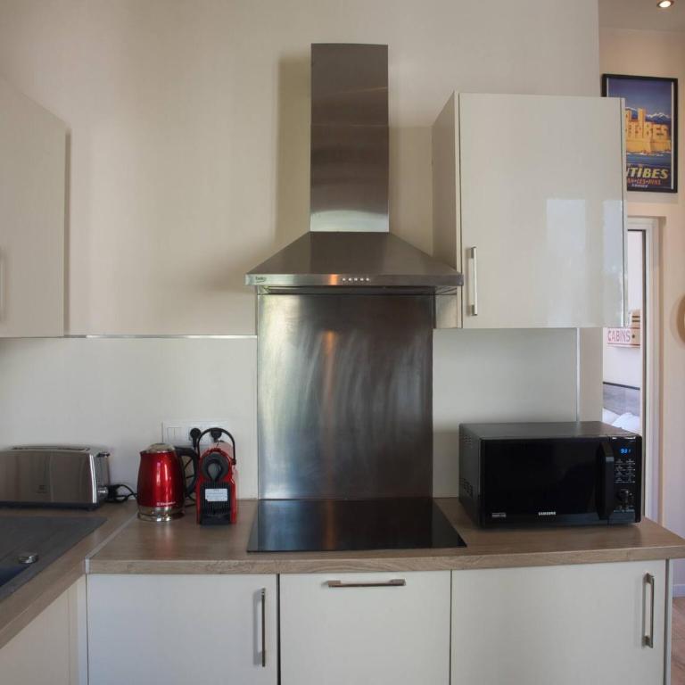 Charmant T2 lumineux au cœur du Vieil Antibes Place Nationale - Appartement - 12
